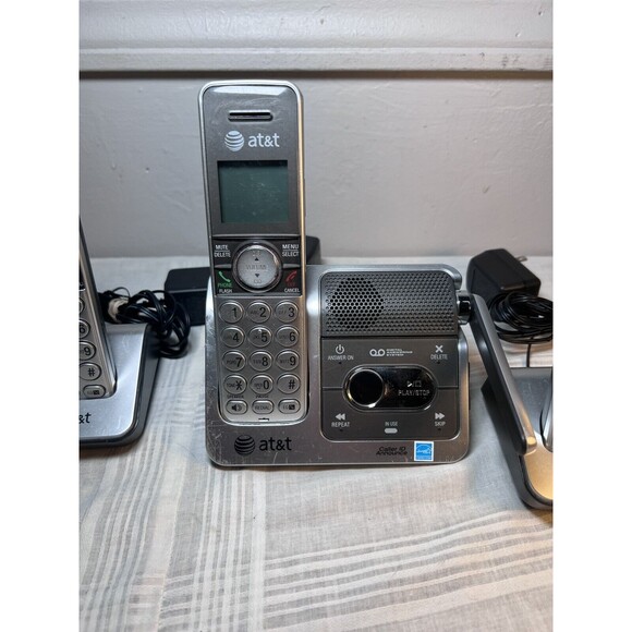 AT&T CL82301 1.9 GHz Trio Handsets Single Line Cordless Phone 3 Handsets + Base - Picture 3 of 6